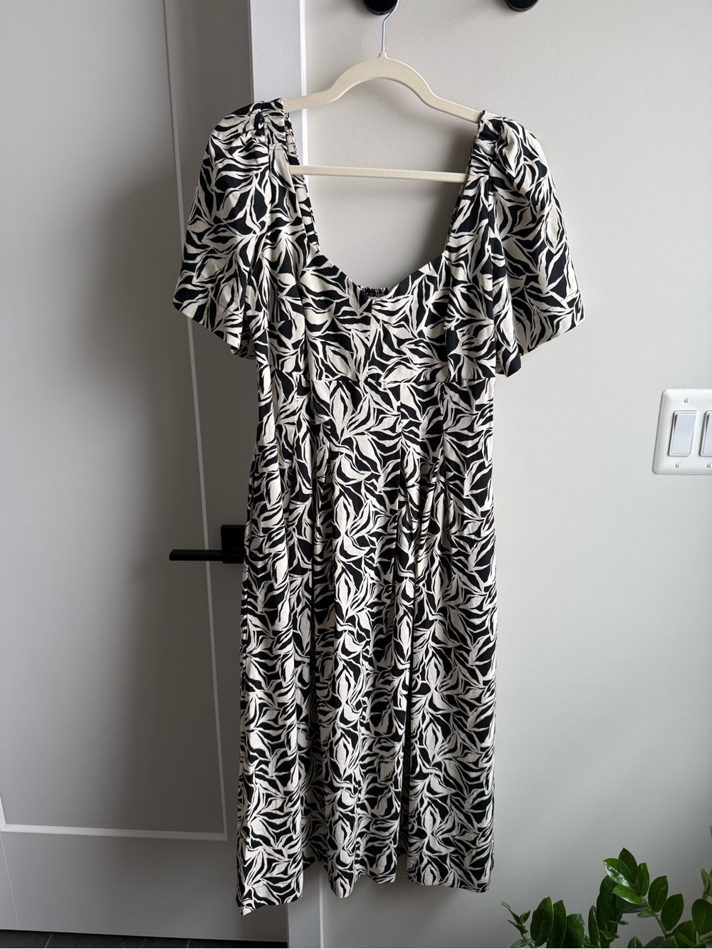 a new day Black & White Leaf Print Midi Dress